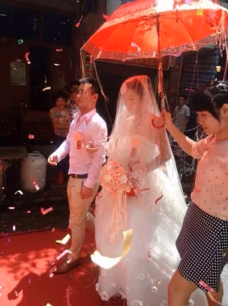 外遇後丈夫大氣原諒,20年後卻在兒子新婚夜提離婚,我才知他一直在報復,兒子也不挺了