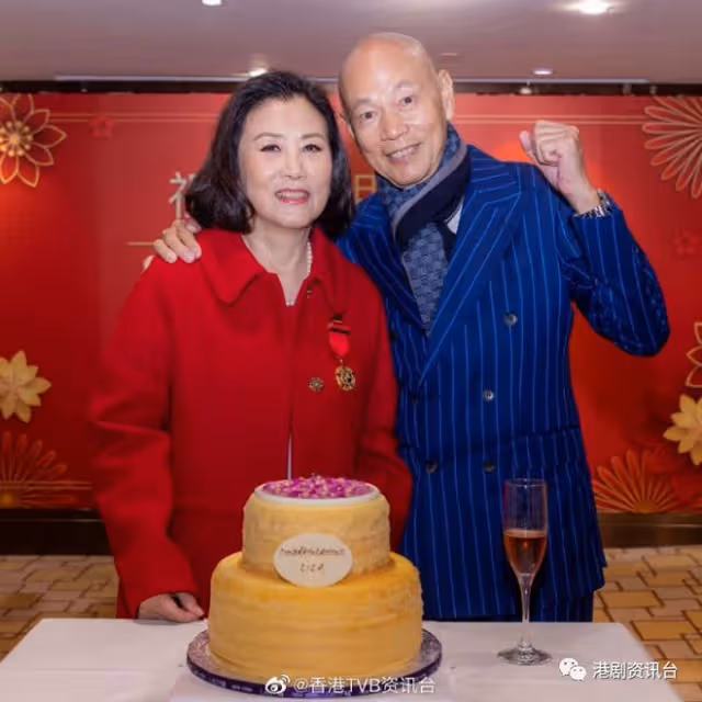 汪明荃賀授勳開P眾星撐場！66歲黃杏秀超凍齢皮膚靚到反光