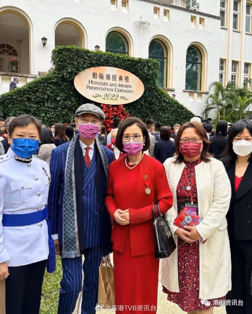 汪明荃賀授勳開P眾星撐場!66歲黃杏秀超凍齢皮膚靚到反光