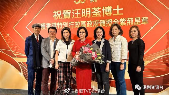汪明荃賀授勳開P眾星撐場!66歲黃杏秀超凍齢皮膚靚到反光