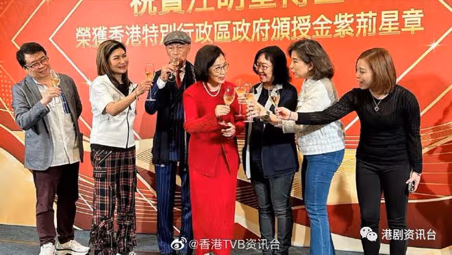 汪明荃賀授勳開P眾星撐場!66歲黃杏秀超凍齢皮膚靚到反光