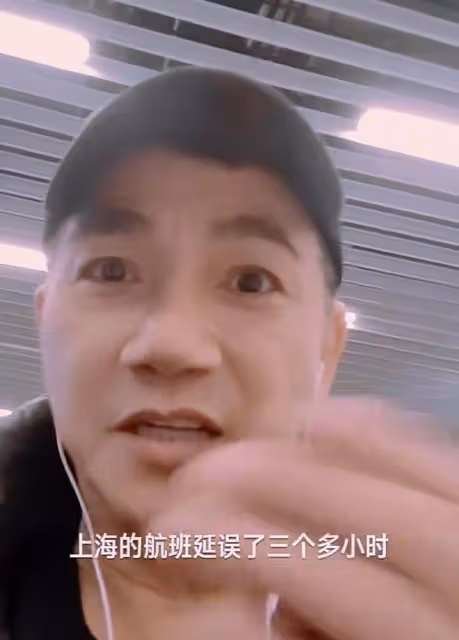 港星駱達華遠赴英國過年，嬌妻街頭送吻，學霸女兒亭亭玉立顏值高