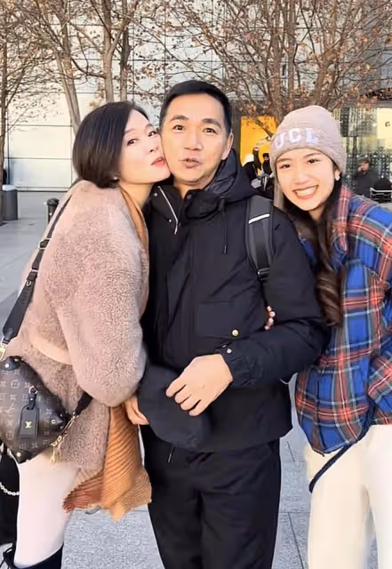 港星駱達華遠赴英國過年,嬌妻街頭送吻,學霸女兒亭亭玉立顏值高