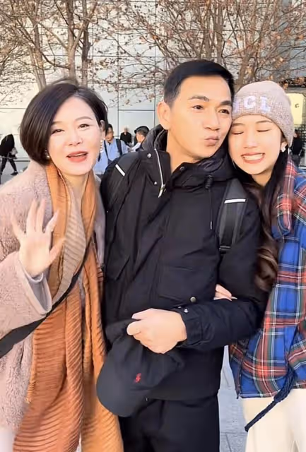 港星駱達華遠赴英國過年,嬌妻街頭送吻,學霸女兒亭亭玉立顏值高