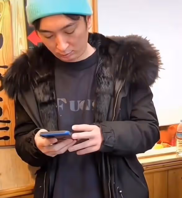 王思聰風波後首現身，頭戴綠帽獨自出街，排隊等餐毫無往日神采