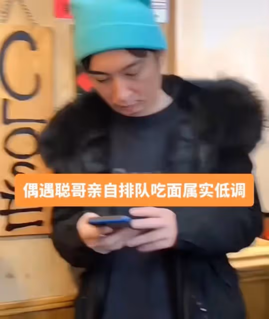 王思聰風波後首現身，頭戴綠帽獨自出街，排隊等餐毫無往日神采