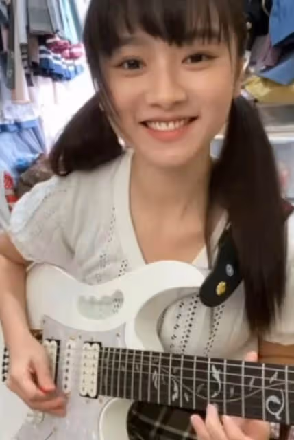 超期待!TVB上位小花獲公司簽做歌手,蘿莉外表下有顆搖滾的心