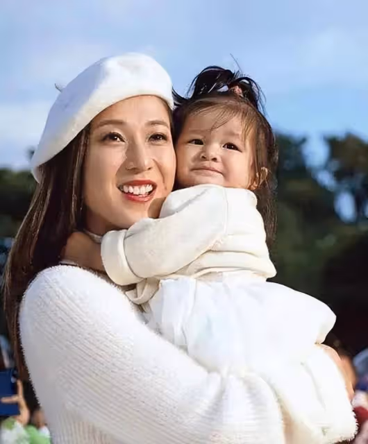 為雙面人污名平反！TVB前當家花旦加國被偶遇，獲網友贊親民友善