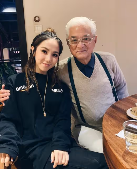 鄧紫棋透露外公去世,發文追憶往事,何超蓮富三代男友等留言安慰
