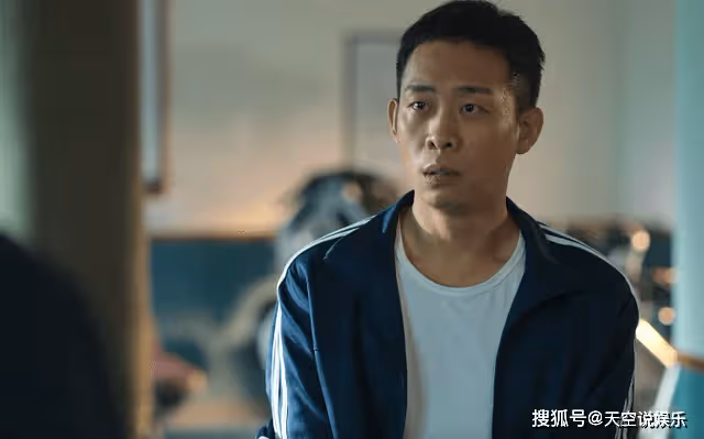 《狂飆》年代感有多絕？一件粉色的髒外套，戳痛了90後的童年