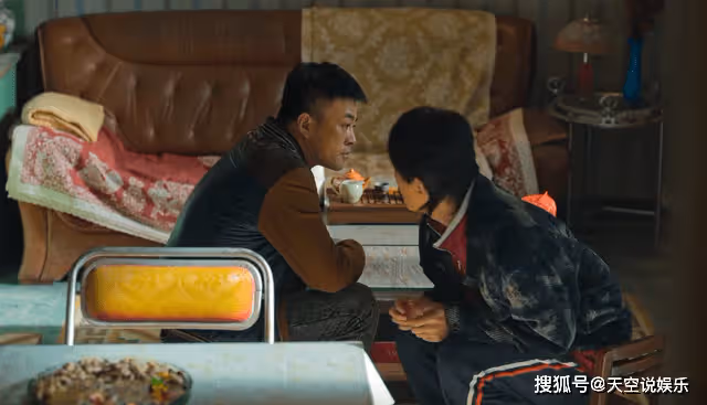 《狂飆》年代感有多絕？一件粉色的髒外套，戳痛了90後的童年