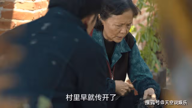 《狂飆》年代感有多絕？一件粉色的髒外套，戳痛了90後的童年