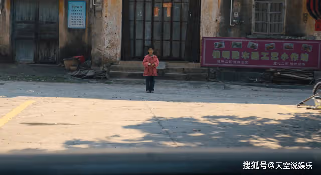 《狂飆》年代感有多絕?一件粉色的髒外套,戳痛了90後的童年