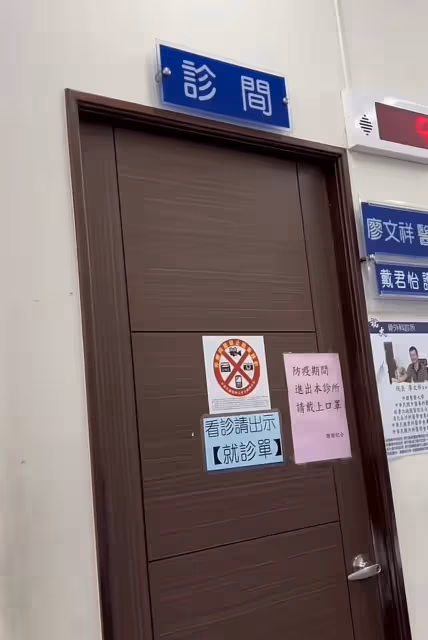70歲李立群去醫院看病!面色蒼白狀態差,被議與四位美女飲酒過度