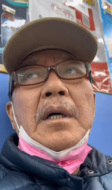 70歲李立群去醫院看病!面色蒼白狀態差,被議與四位美女飲酒過度