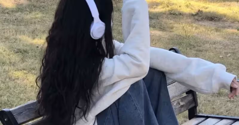 我爸攀上高枝，為讓他順利結婚，我被送給姑姑，30年後報應來了