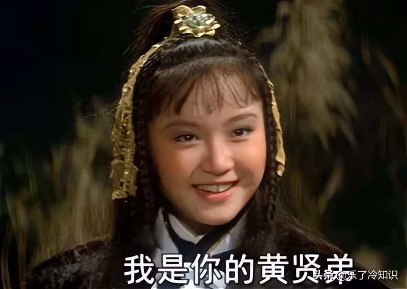 64歲恬妞罕露面,挑染髪色太潮酷,穿抹胸公主裙搶鏡,把64歲活成24歲,網贊:老了依舊是女神!