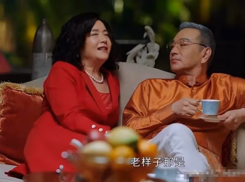 64歲恬妞罕露面,挑染髪色太潮酷,穿抹胸公主裙搶鏡,把64歲活成24歲,網贊:老了依舊是女神!