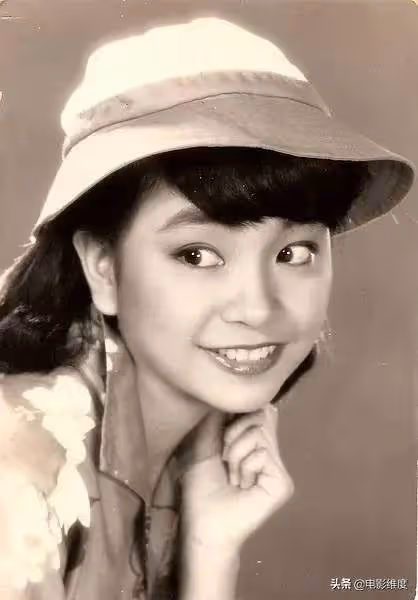 62歲影后陳秋霞 ,低調嫁大13歲百億富豪後專心為慈善 ,近照曝光卻滿頭白髮無人識