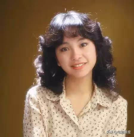 62歲影后陳秋霞 ,低調嫁大13歲百億富豪後專心為慈善 ,近照曝光卻滿頭白髮無人識