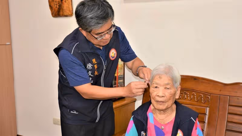 嘉義版陳樹菊！85歲退休師與老伴行善40年，家中冷氣不舍裝，卻捐款2700萬造橋14座，老伴離世後也從未停止