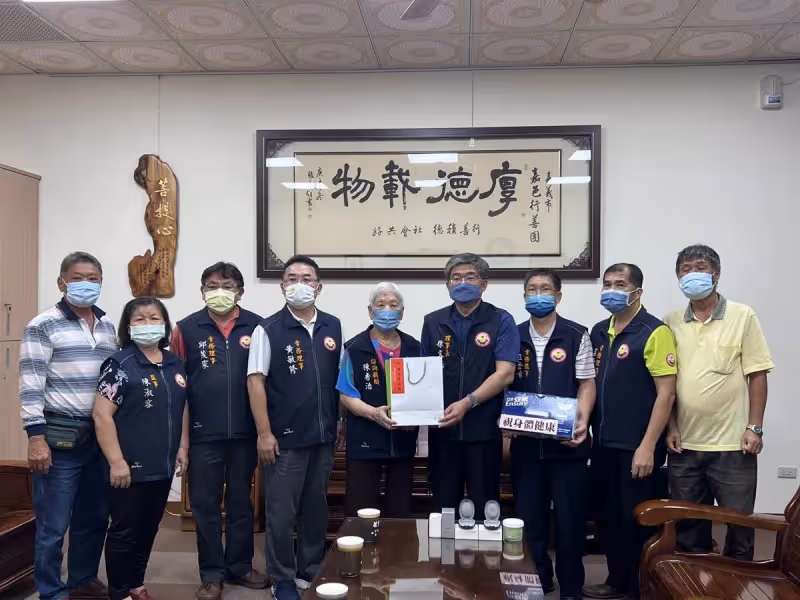 嘉義版陳樹菊！85歲退休師與老伴行善40年，家中冷氣不舍裝，卻捐款2700萬造橋14座，老伴離世後也從未停止