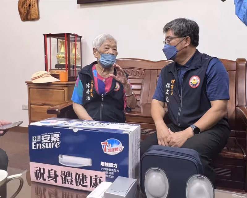 嘉義版陳樹菊！85歲退休師與老伴行善40年，家中冷氣不舍裝，卻捐款2700萬造橋14座，老伴離世後也從未停止