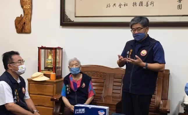 嘉義版陳樹菊！85歲退休師與老伴行善40年，家中冷氣不舍裝，卻捐款2700萬造橋14座，老伴離世後也從未停止