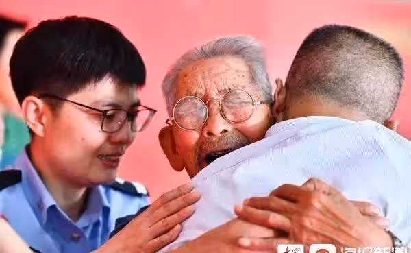90歲阿公「火車站弄丟2歲兒」用一生去尋子「終於在晚年圓夢」父子相擁而泣:一聲爸爸等了58年