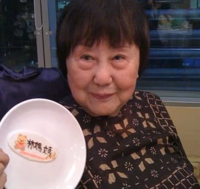 林子祥99歲母親去世!曾赴印度學藝是瑜伽高手,孫子悲痛證實死訊