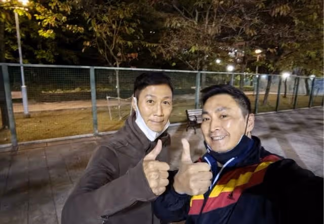 63歲知名男星與好友相聚勁開心，感情生活成謎曾自認育有女兒