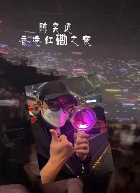 63歲知名男星與好友相聚勁開心，感情生活成謎曾自認育有女兒