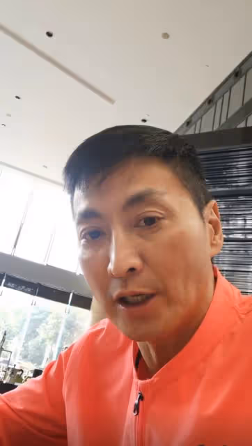 63歲知名男星與好友相聚勁開心，感情生活成謎曾自認育有女兒