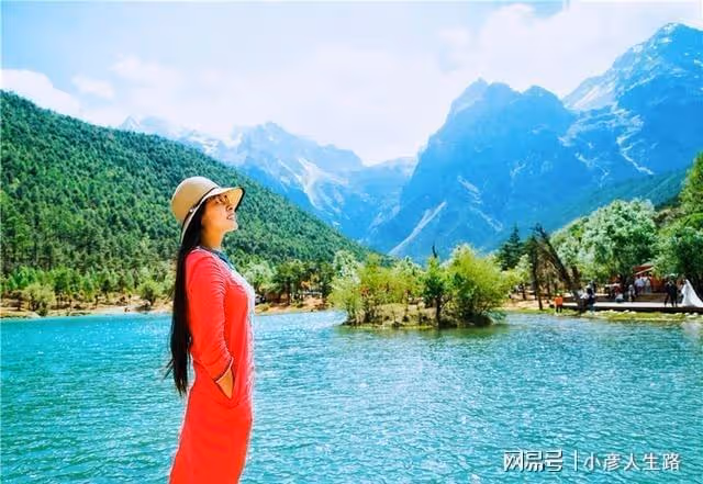 雲南雪山腳下的人間仙境，外觀看著像月亮，唯美的像一個夢
