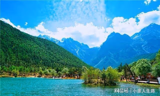 雲南雪山腳下的人間仙境，外觀看著像月亮，唯美的像一個夢