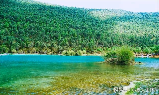雲南雪山腳下的人間仙境，外觀看著像月亮，唯美的像一個夢