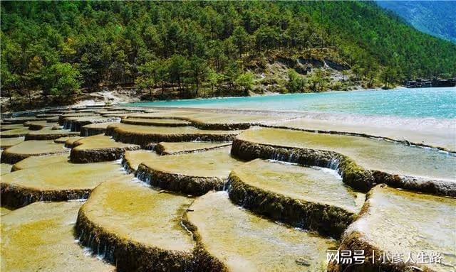 雲南雪山腳下的人間仙境，外觀看著像月亮，唯美的像一個夢