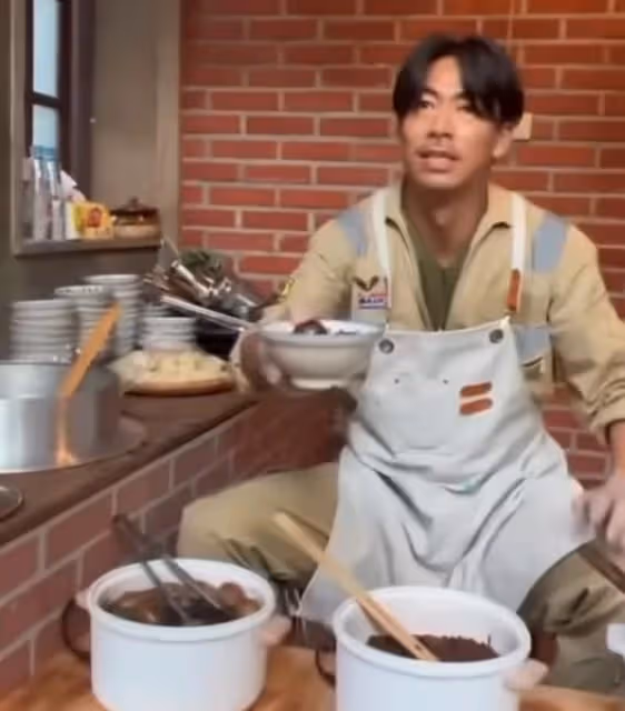 林志玲老公素顏在街頭煮小面，親自為岳父岳母和全家人下廚