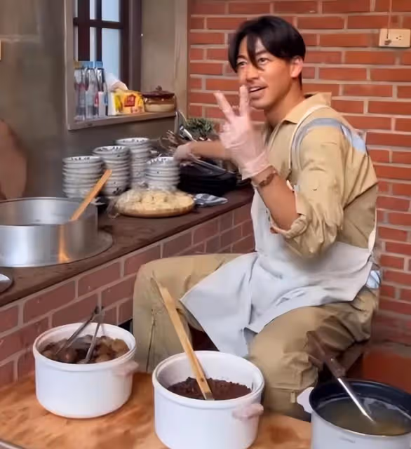 林志玲老公素顏在街頭煮小面，親自為岳父岳母和全家人下廚