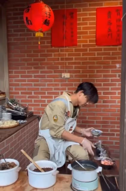林志玲老公素顏在街頭煮小面，親自為岳父岳母和全家人下廚