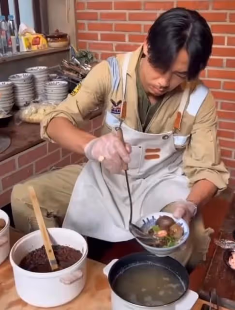 林志玲老公素顏在街頭煮小面，親自為岳父岳母和全家人下廚