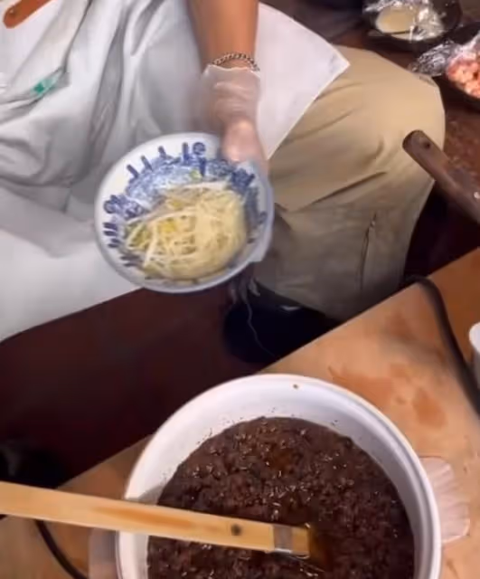 林志玲老公素顏在街頭煮小面，親自為岳父岳母和全家人下廚