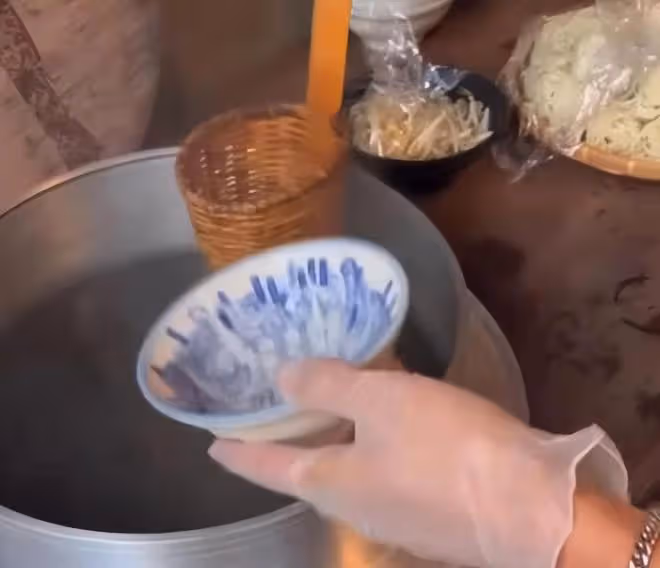 林志玲老公素顏在街頭煮小面，親自為岳父岳母和全家人下廚