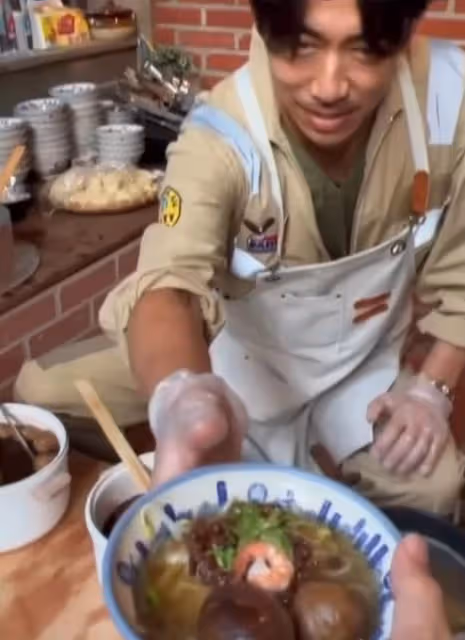 林志玲老公素顏在街頭煮小面，親自為岳父岳母和全家人下廚