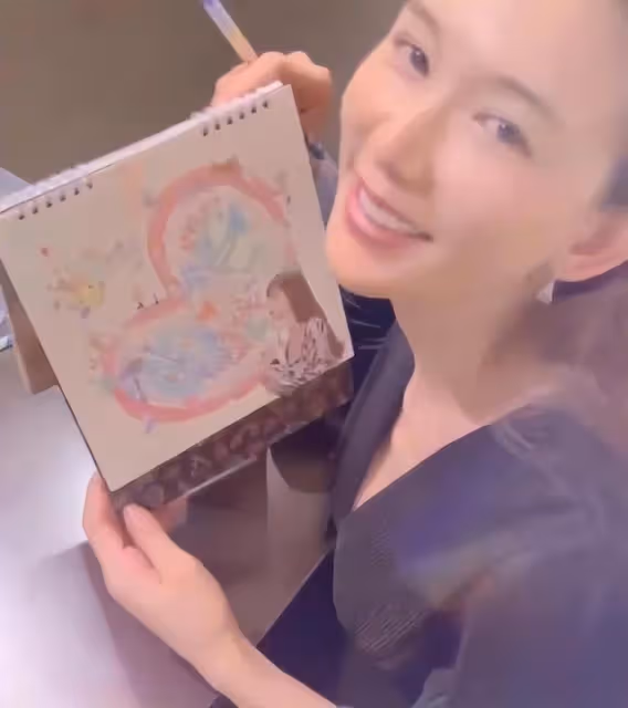 林志玲老公素顏在街頭煮小面，親自為岳父岳母和全家人下廚