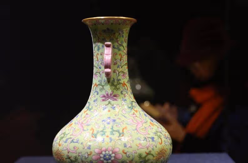 村婦找前兒媳借錢，兒媳要她拿家裡花瓶做抵押，回家拿花瓶傻眼了