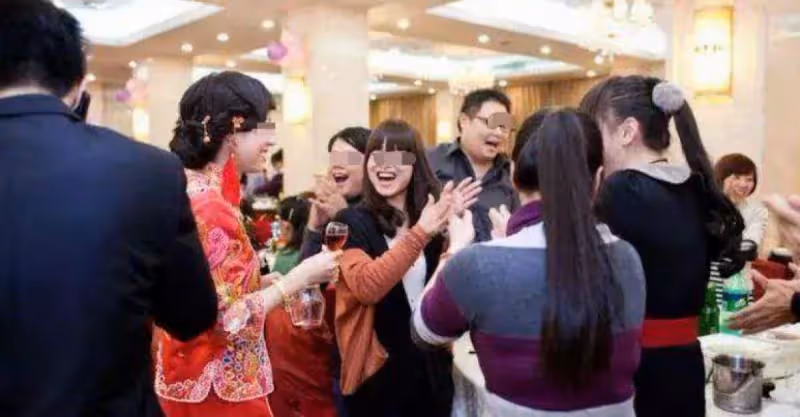 兒媳給公婆買房，卻被丈夫打耳光，聽到公婆的解釋，兒媳愣了