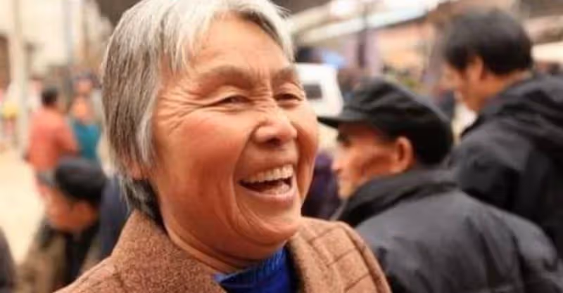 媽媽大壽告訴給孩子，大兒媳說不回來，小兒媳回來後竟大富大貴