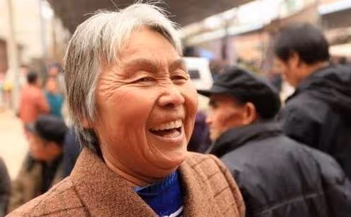 媽媽大壽告訴給孩子，大兒媳說不回來，小兒媳回來後竟大富大貴