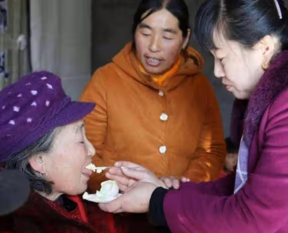 媽媽大壽告訴給孩子，大兒媳說不回來，小兒媳回來後竟大富大貴